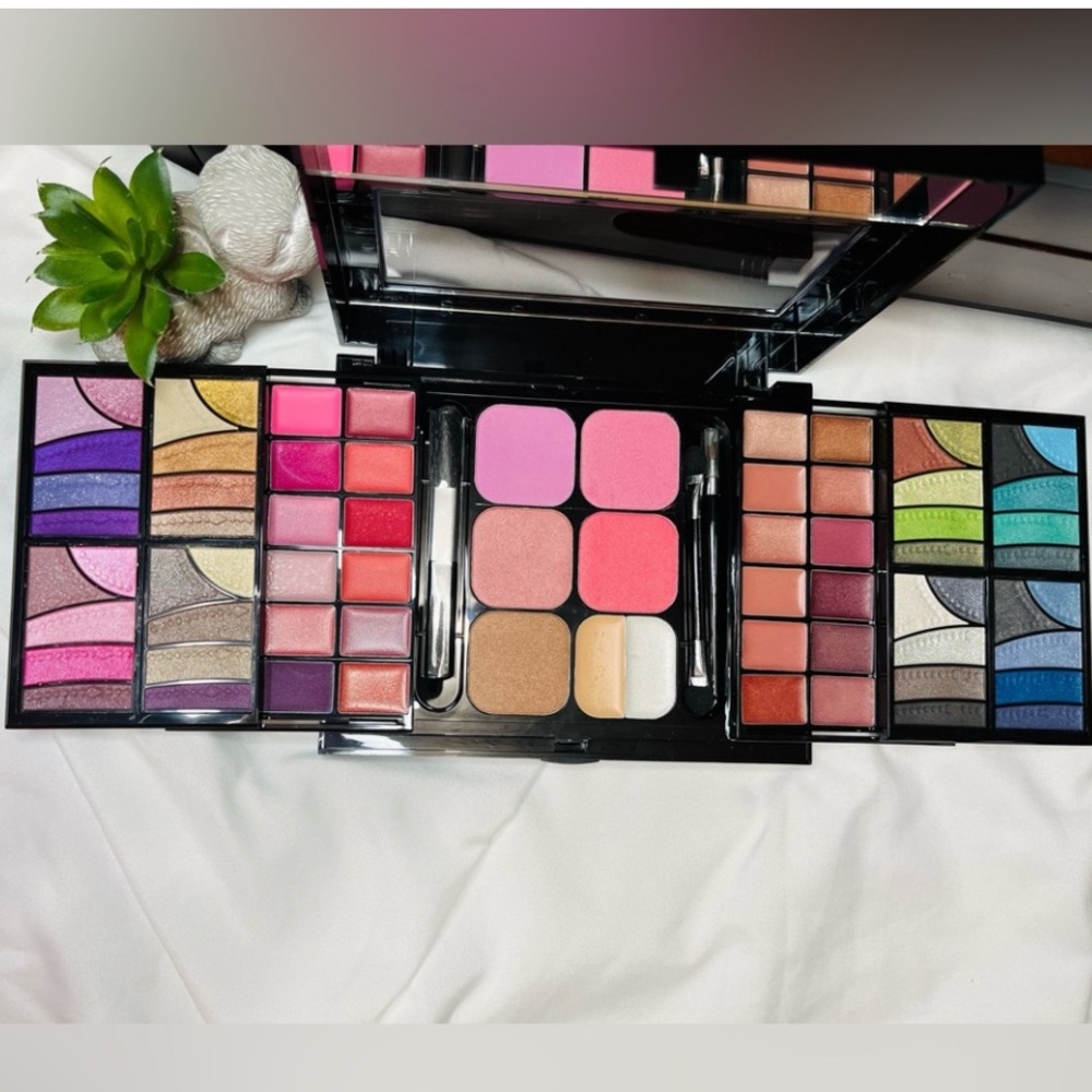 Malibu Glitz XL Makeup Artist Kit: Aloe & Collagen Enhanced Full Face Palette